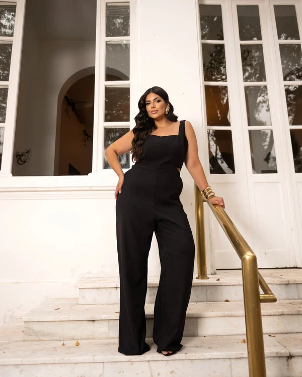 Macacão Plus Size Pantalona com Recorte na Cintura