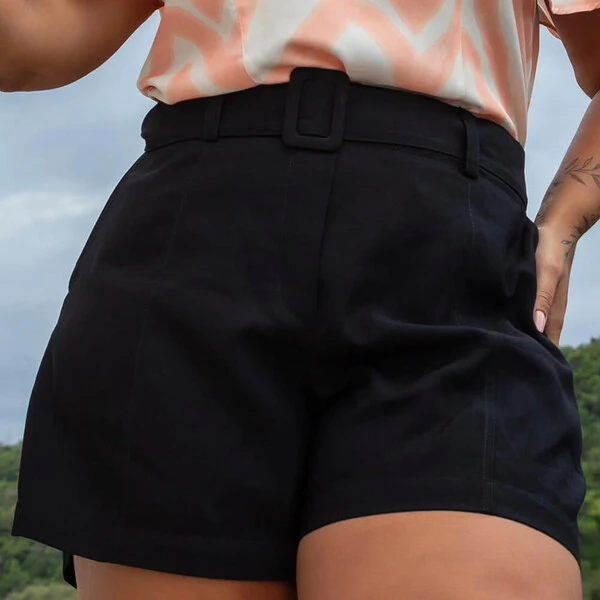 Short Alfaiataria Preto com Cinto Plus Size