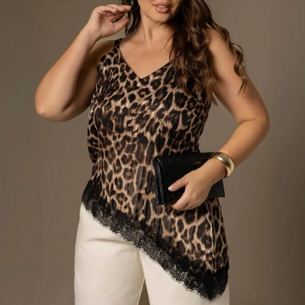 Blusa Assimétrica Plus Size Detalhe Renda