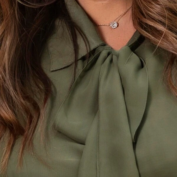 Blusa Plus Size com Gola Laço
