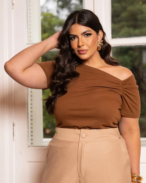 Blusa Plus Size Canelada Decote Assimetrico | Divas Voga