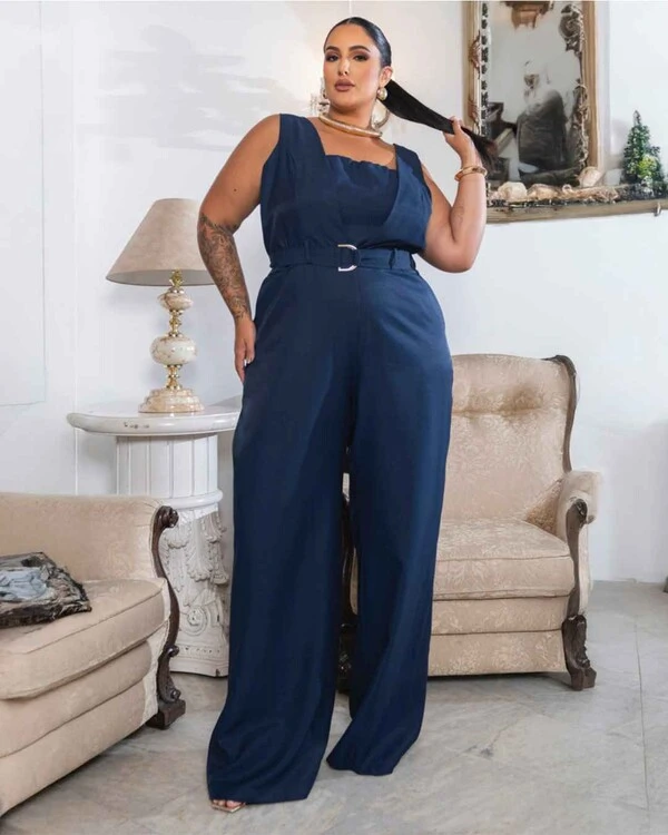 Macacão Plus Size Sobreposição e Cinto Azul Marinho