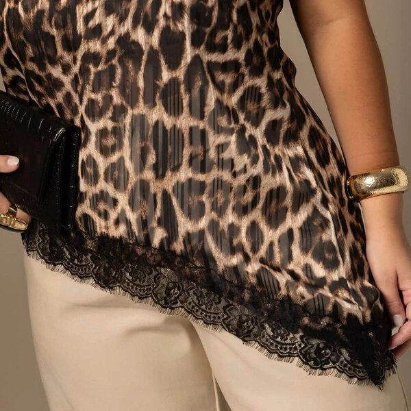 Blusa Assimétrica Plus Size Detalhe Renda