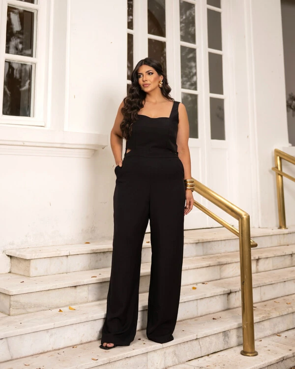 Macacão Plus Size Pantalona com Recorte na Cintura