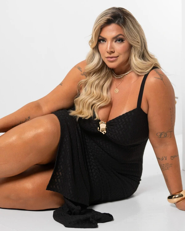 Vestido Midi Plus Size Detalhe Decote