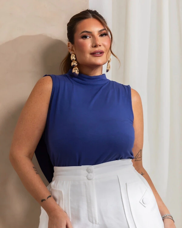 Blusa Plus Size Gola Alta e Costas Aberta