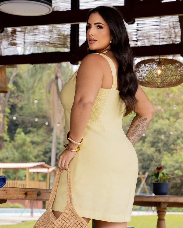 Vestido Plus Size Curto com Detalhe Amarril e Decote Quadrado — Amarelo | Rosa Miliossi