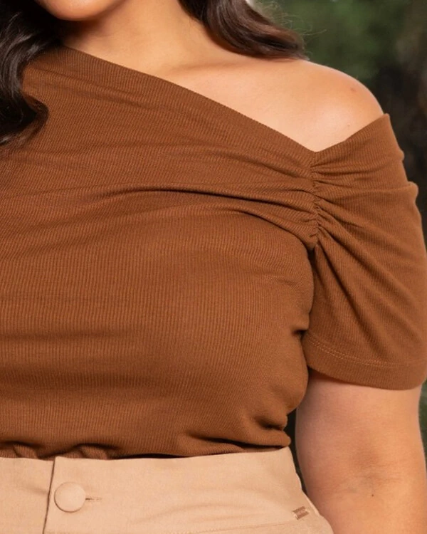 Blusa Plus Size Canelada Decote Assimetrico | Divas Voga