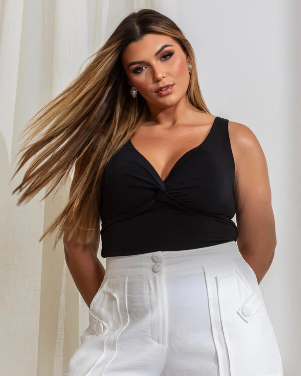 Blusa Plus Size Regata Busto Torcido