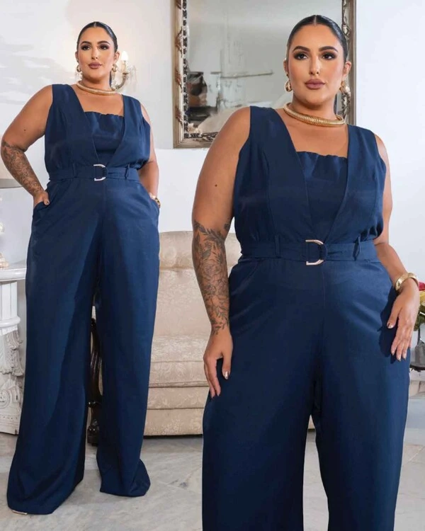 Macacão Plus Size Sobreposição e Cinto Azul Marinho