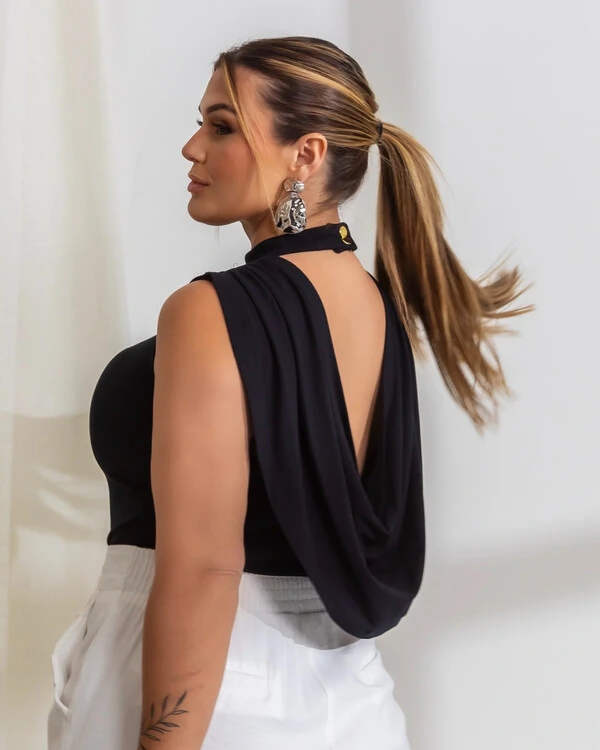 Blusa Plus Size Gola Alta e Costas Aberta