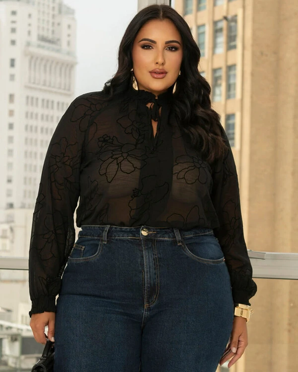 Blusa Plus Size Bordada Manga Longa