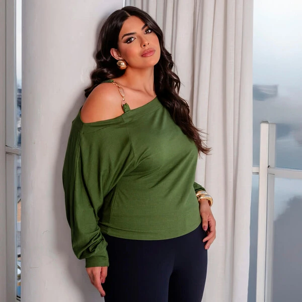 Blusa Plus Size Detalhe Fivela Ombro