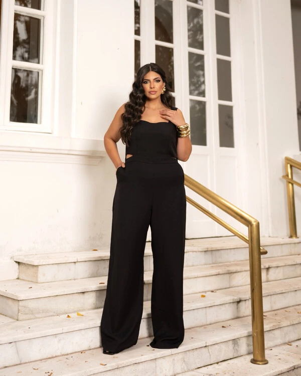 Macacão Plus Size Pantalona com Recorte na Cintura