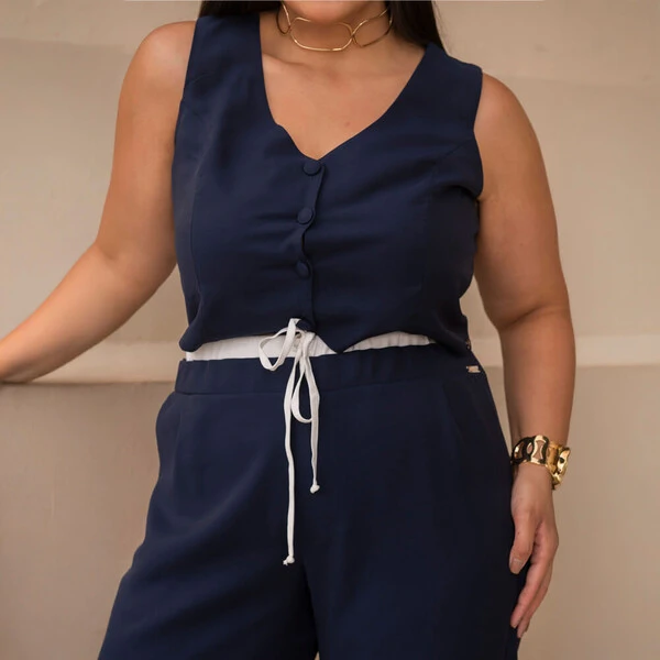 Conjunto Plus Size Colete e Calça Detalhe Cós