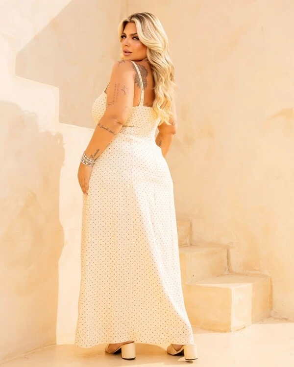 Vestido Plus Size Longo Poá com Recorte Frontal — Creme | Rosa Miliossi