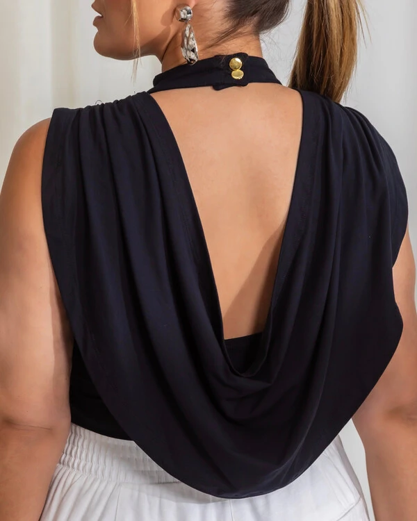 Blusa Plus Size Gola Alta e Costas Aberta