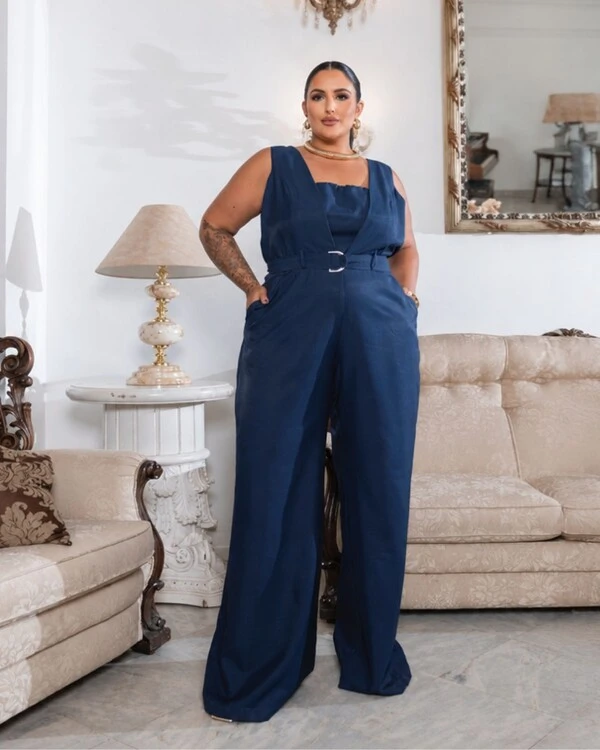 Macacão Plus Size Sobreposição e Cinto Azul Marinho