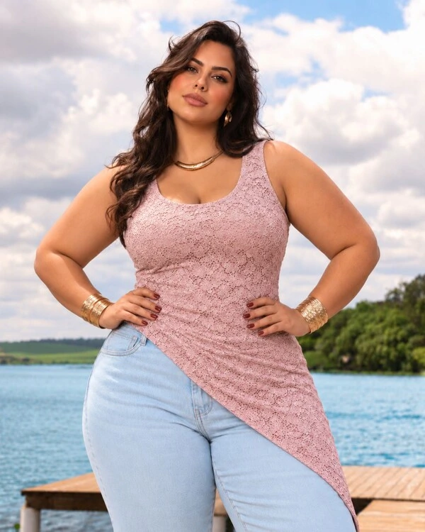 Blusa Plus Size de Renda com Barra Assimetrica