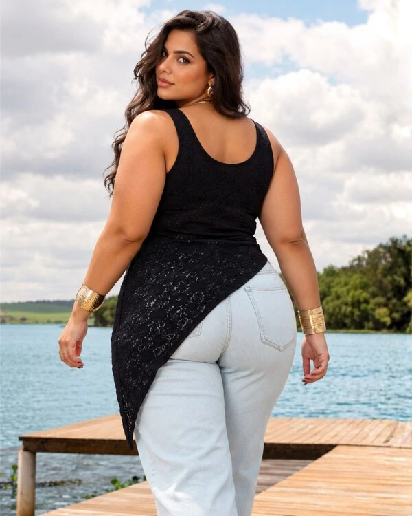 Blusa Plus Size de Renda com Barra Assimetrica