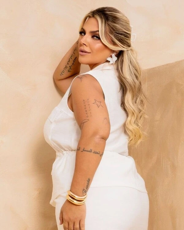 Blusa Plus Size Bolsos e Amarração Cordão