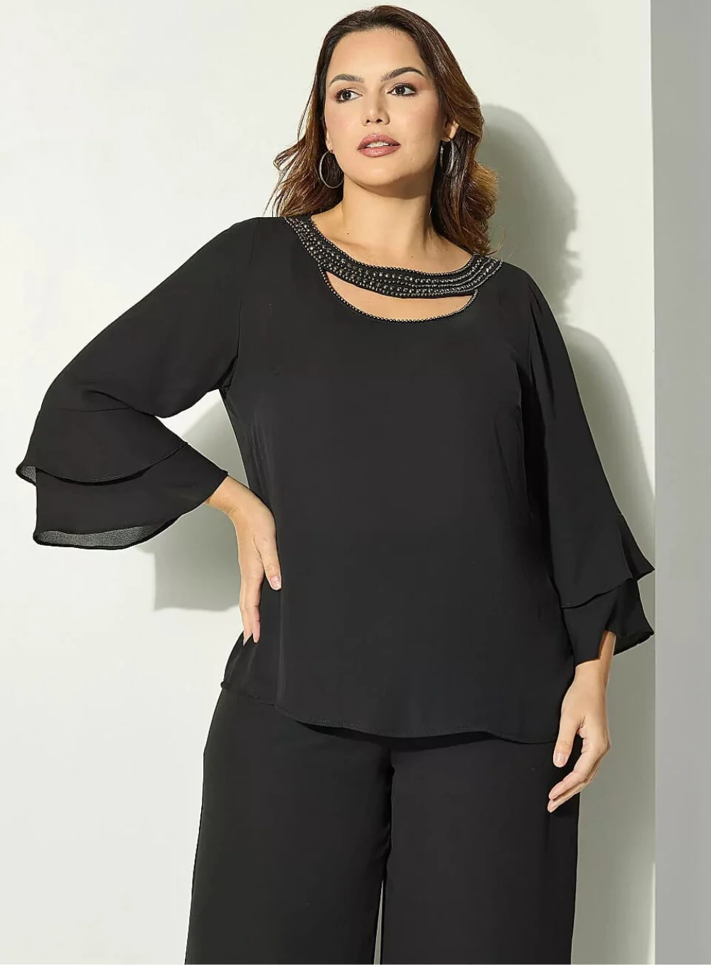 FotoBlusa Plus Size em Crepe com decote Vazado e Bordado