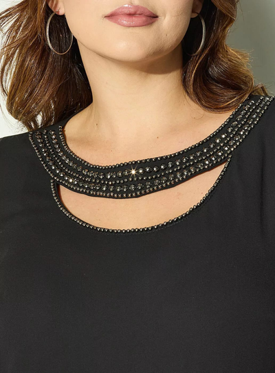FotoBlusa Plus Size em Crepe com decote Vazado e Bordado