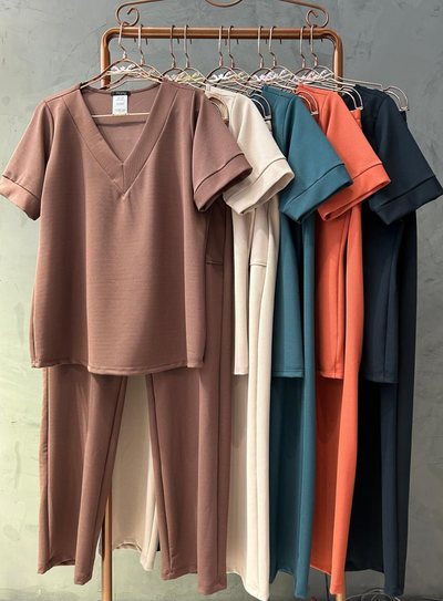 Foto Conjunto Básico Plus Size Calça Reta e Blusa Decote V em Malha Bistretch
