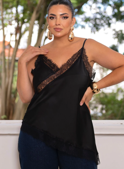 FotoRegata Evasê Plus Size Cetim com Renda Barra Assimétrica – Preto e Branco