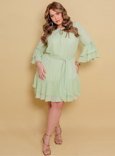 Foto Vestido Plus Size Forrado com Amarração e Babado na Barra