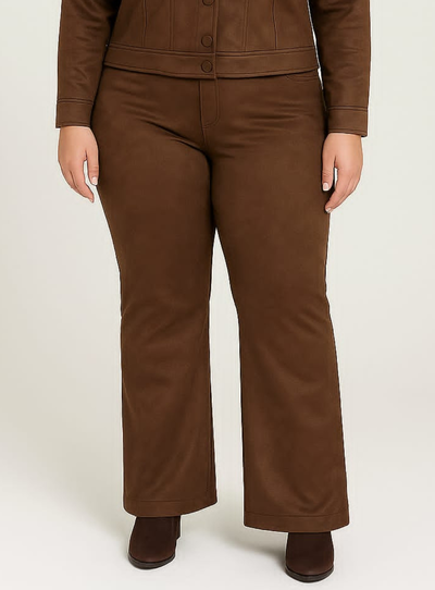 Foto Calça Flare Plus Size em Suede