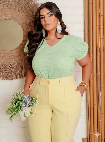Foto Blusa Plus Size Decote V em Malha Tela Bulgari