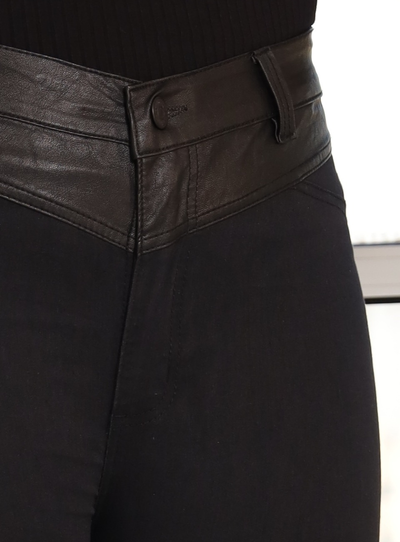FotoCalça Preta Jeans Plus Size com Recortes de Couro Sintético