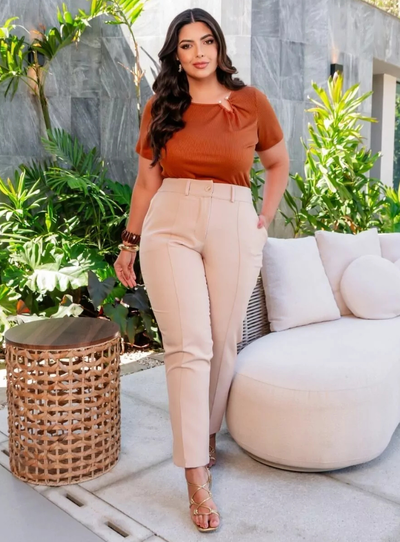 FotoCalça Alfaiataria Plus Size Reta com Vinco em Polielastano