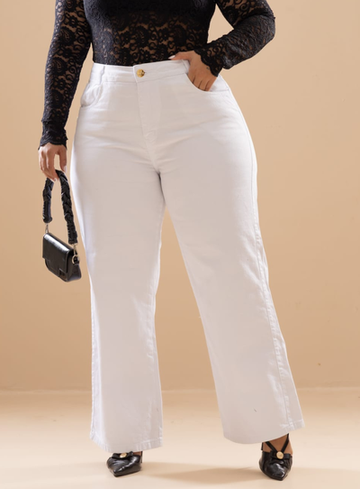FotoCalça Wide Leg Branca Plus Size com Botão Dourado 100% Jeans