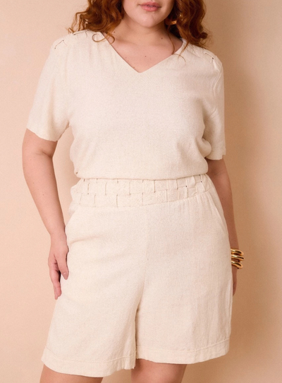 FotoConjunto Bege Plus Size de Shorts e Blusa com Detalhe Trançado em Viscolinho