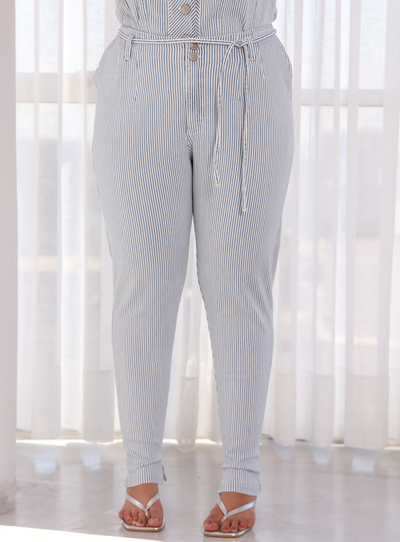 Foto Calça Cenoura Plus Size com Bolsos Faca, Cinto e Cós com Elástico