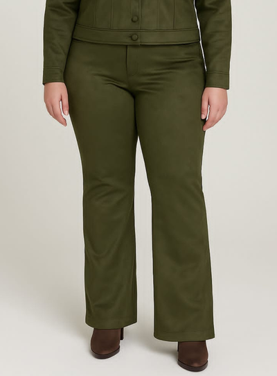 Foto Calça Flare Plus Size em Suede