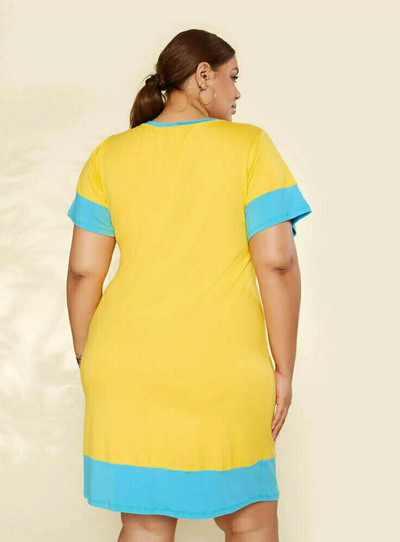 FotoVestido Plus Size em Malha com Estampa Localizada e Decote V