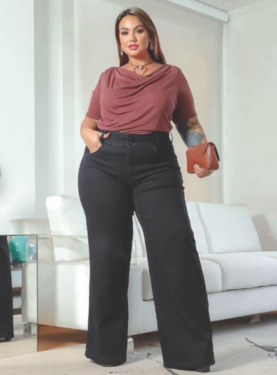 FotoCalça Wide Leg Jeans Preta Plus Size com Dois Botões