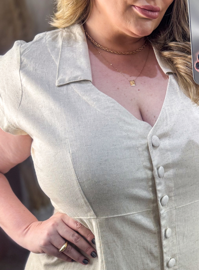 FotoVestido Camiseta Plus Size com Botões e Bolsos Frontais em Viscolinho