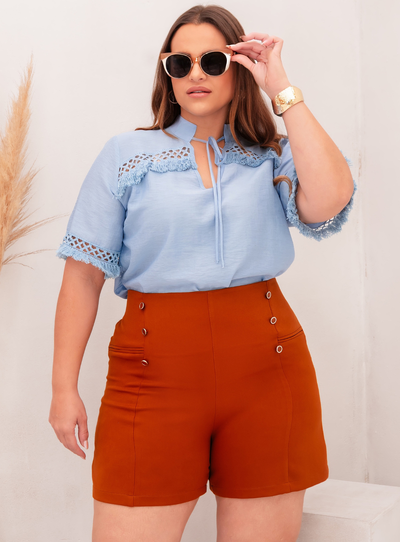 Foto Blusa Lisa Plus Size com Detalhes de Renda com Babadinhos