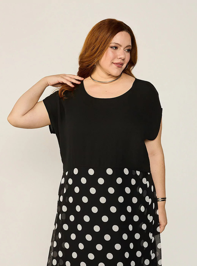 FotoVestido em Chiffon Poá Plus Size com forro