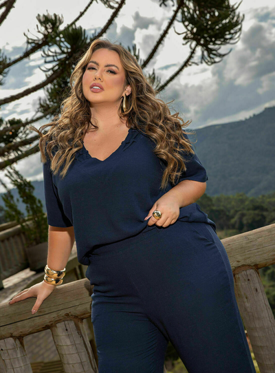 FotoBlusa Plus Size com Detalhe Trançado em Viscolinho