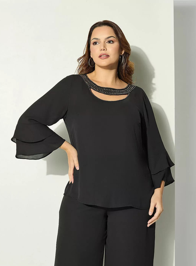 Foto Blusa Plus Size em Crepe com decote Vazado e Bordado