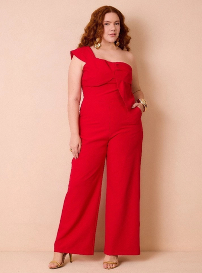 Foto Macacão vermelho plus size um ombro só com recortes em laço