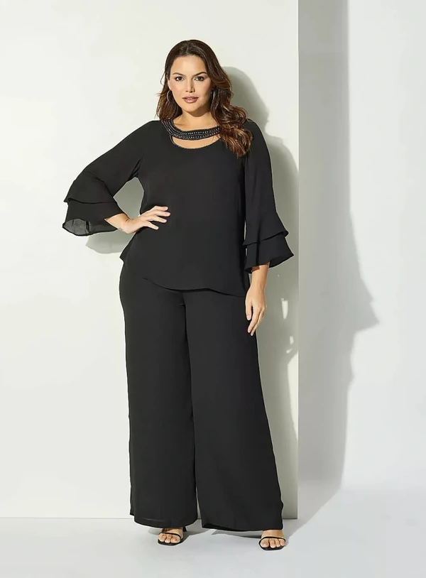 Blusa Plus Size em Crepe com decote Vazado e Bordado