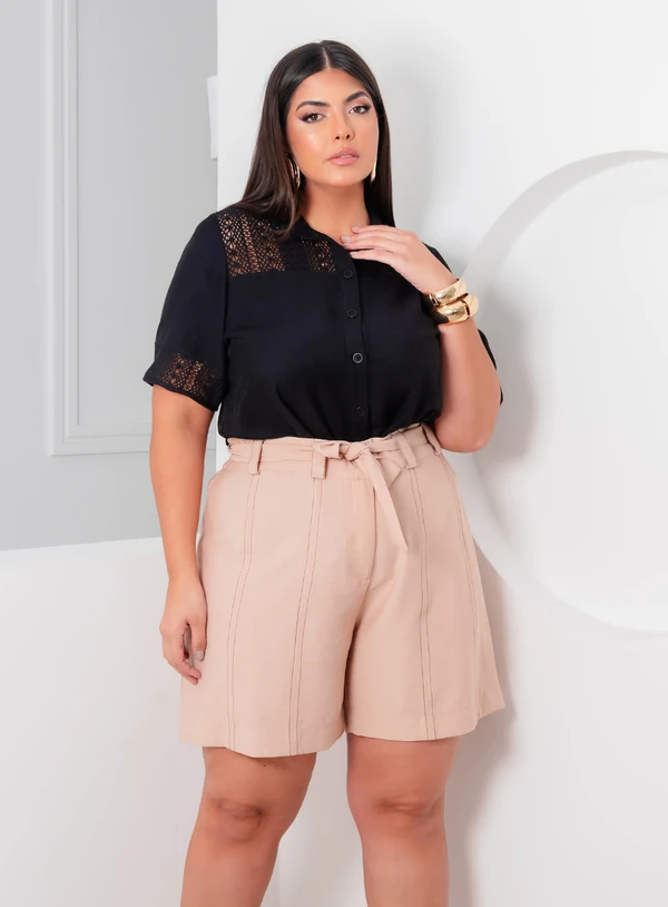 Bermuda Lisa Plus Size com detalha de Presponto e Faixa