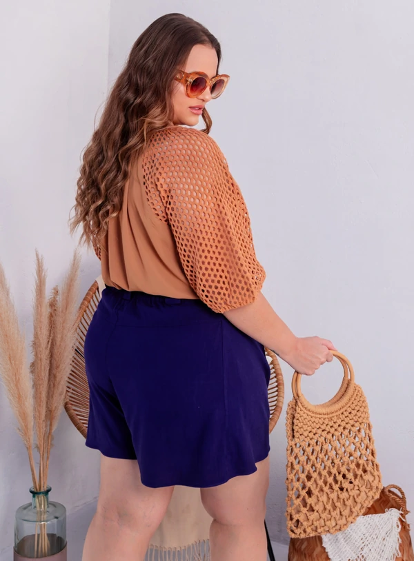 Blusa Lisa Plus Size em Crepe de Seda e Manga Crochê