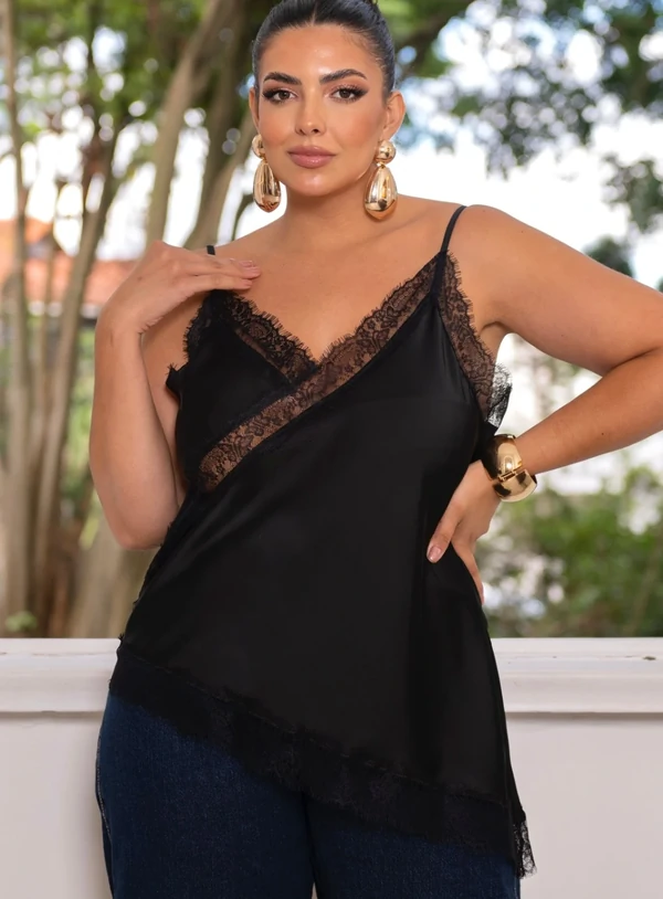Regata Evasê Plus Size Cetim com Renda Barra Assimétrica – Preto e Branco